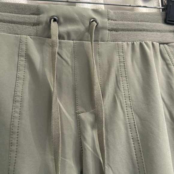 NWT Women’s Khaki’s & Co. Polyester & Spandex Elastic Waist Cargo Pants Size 6 - Picture 7 of 10